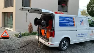 Ein Van mit einem Schlauch, der an das Fahrzeug angeschlossen ist.